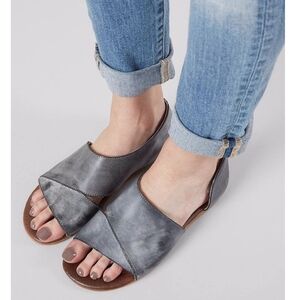 Roan-PREOWNED- By Bed Stu Leather Gray Distressed Look Flat Heel Sandals 7